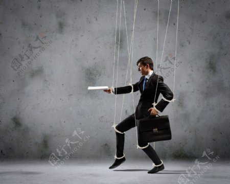 绳子吊着的商务男人图片