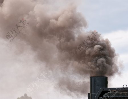 工厂烟囱烟雾图片
