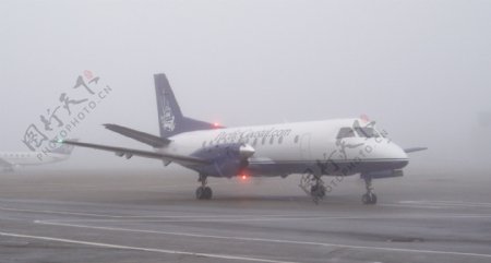 大雾中的跑道上的飞机图片