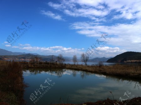 泸沽湖湖畔图片