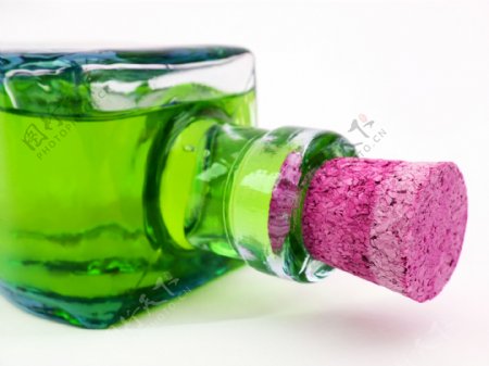 绿色液体瓶子