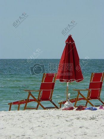 沙滩上红色的伞