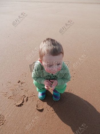 沙滩中的孩童