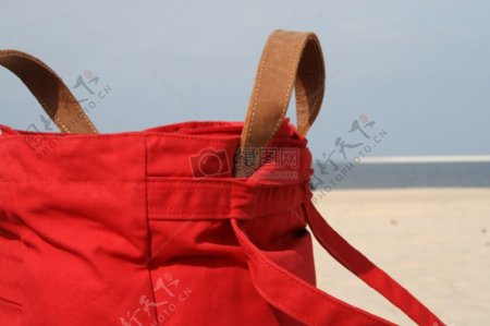 沙滩上的红色背包