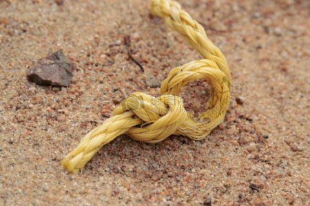 丢弃在沙滩上的绳子