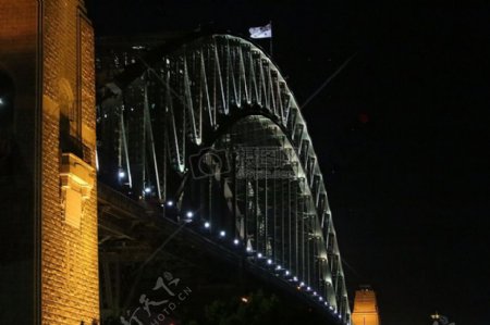 夜晚下的桥梁景象