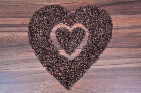 咖啡豆摆成的心形