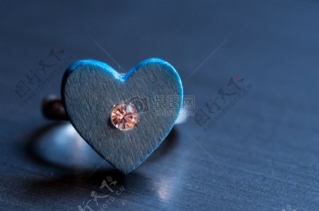 蓝色的钻石戒指
