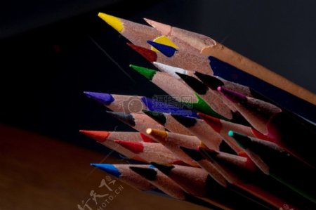 不同色彩的铅笔
