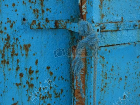 生锈的蓝色铁门