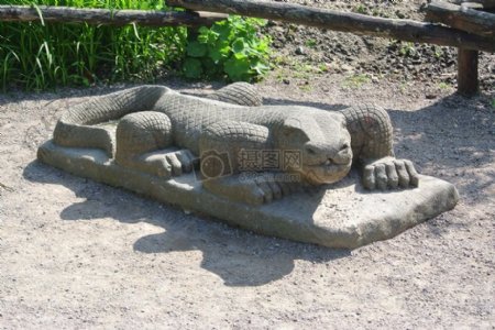 室外的蜥蜴雕像