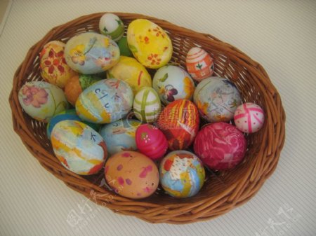 篮子里的复活节彩蛋