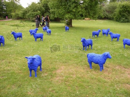草地上的小羊雕塑