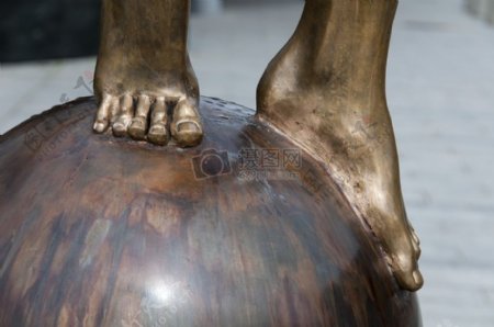 金属脚掌雕塑
