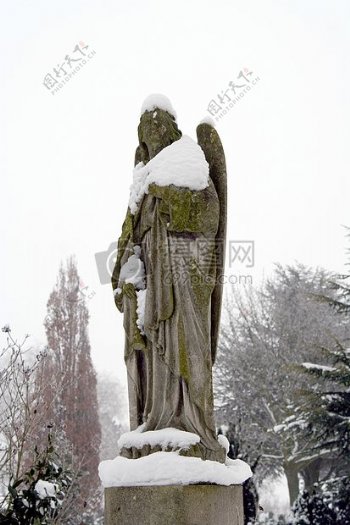 雪中站立的雕塑