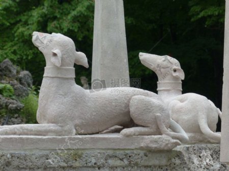 白色小狗雕塑