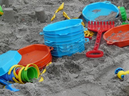 沙子里的玩具