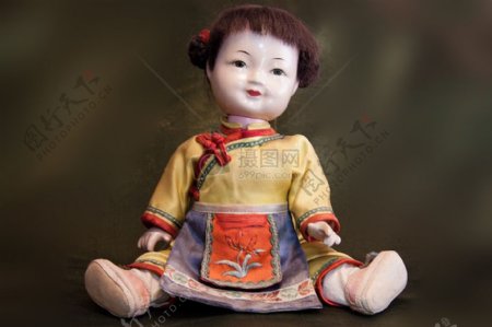 身穿日本和服的瓷娃娃
