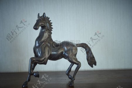 黑色青铜马雕塑