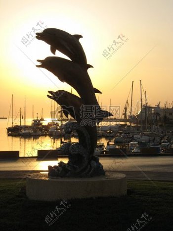 日落前的海豚雕塑
