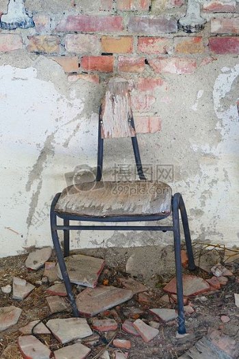 陈旧破碎的椅子