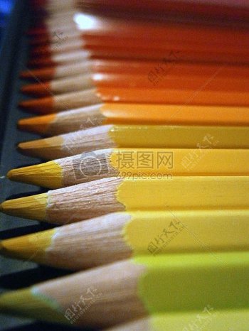整齐的彩色铅笔