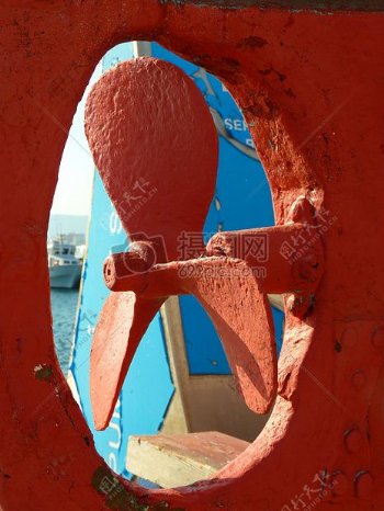 红色船舶螺旋桨