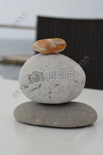 桌子上的石头