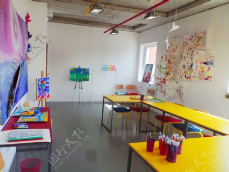 现代室内幼儿园灰色地砖设计工装效果图