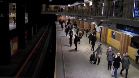 实拍等地铁的人视频素材