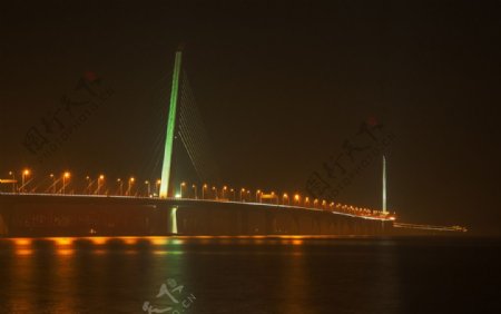 无限延伸的深圳湾大桥
