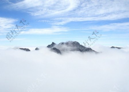 云海中的山峰