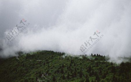 云雾环绕的高山