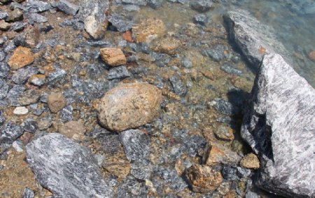 水边石头