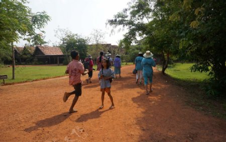 柬埔寨奔跑的孩子