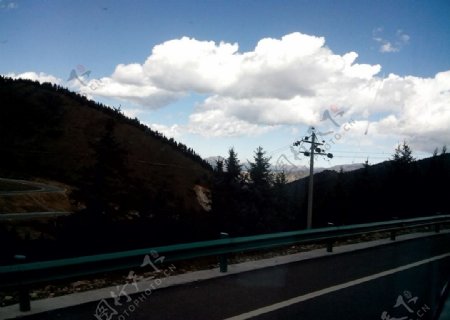 白云与公路
