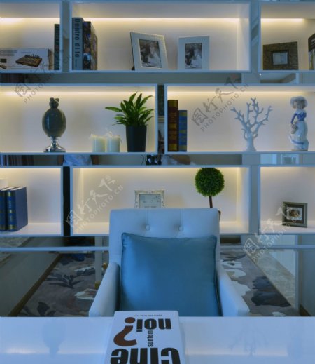 现代时尚客厅白色展示柜子室内装修效果图
