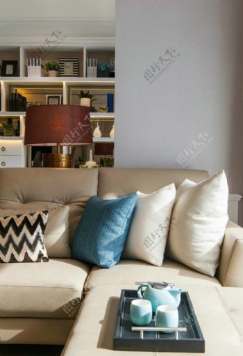 欧式室内客厅沙发书架台灯装修效果图