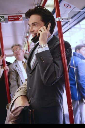 在公车上打电话的男子