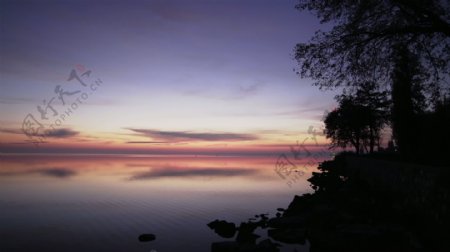 日出前的湖1