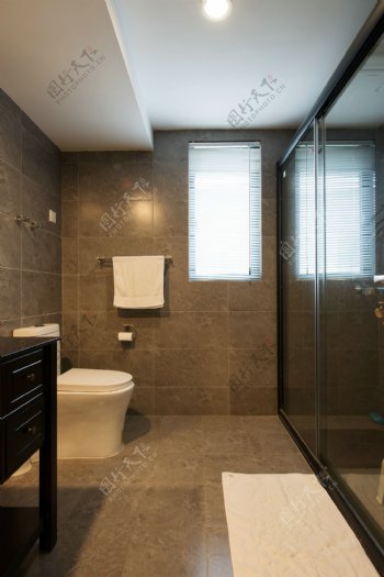 现代浴室深色格子背景墙室内装修效果图