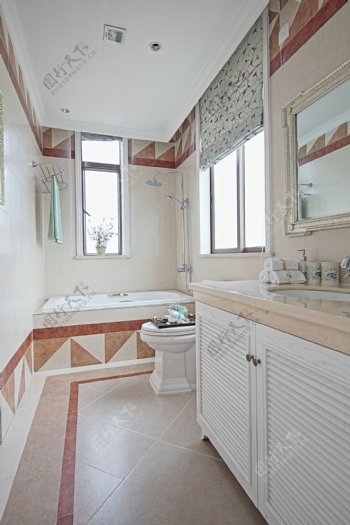现代时尚浴室几何图案背景墙室内装修效果图