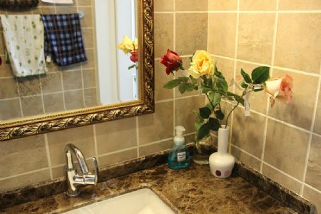 现代卫生间褐色花纹洗手台室内装修效果图