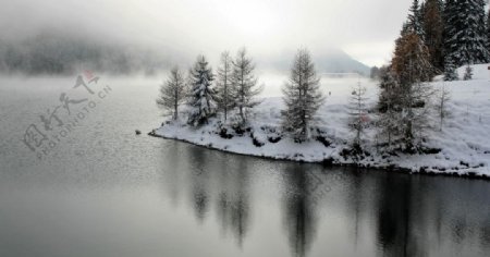 冬季湖泊雪景