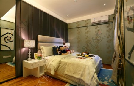 现代时尚卧室深褐色背景墙室内装修效果图