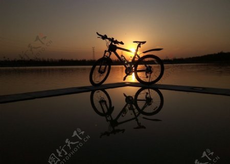 夕阳照耀下的单车