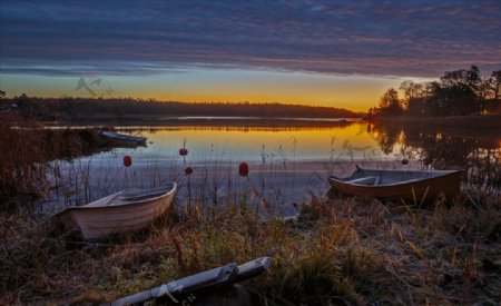 瑞典傍晚湖泊小船秋季