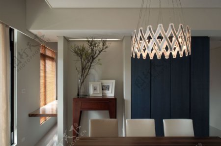 现代时尚客厅条状弯曲吊灯室内装修效果图