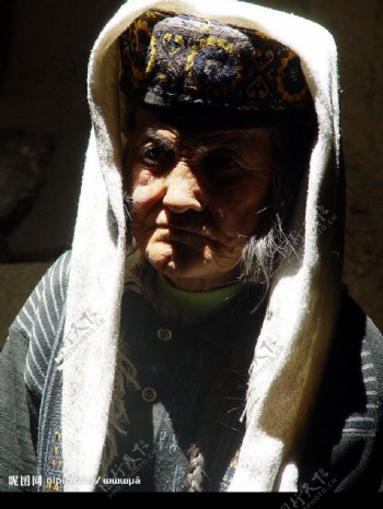 新疆维老人