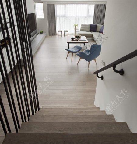 现代客厅楼梯木制扶手室内装修效果图